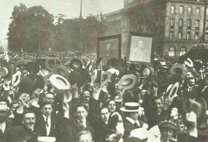 Austrians celebrate war with serbia 300x205 1