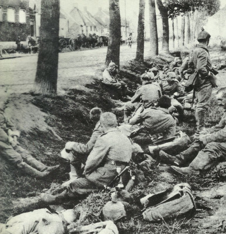 Rest of German infantry in a ditch in front of Paris