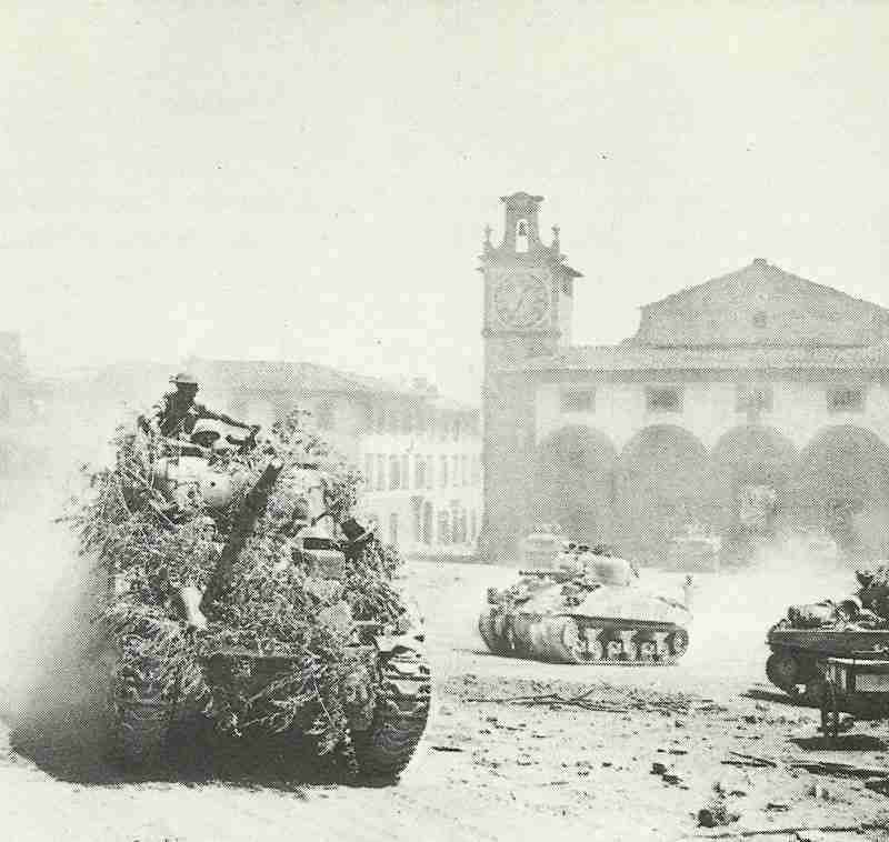 Sherman tanks of the British 8th Army in August in Italy on the rise to the north.