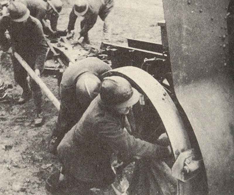 French soldiers moving a heavy artillery gun