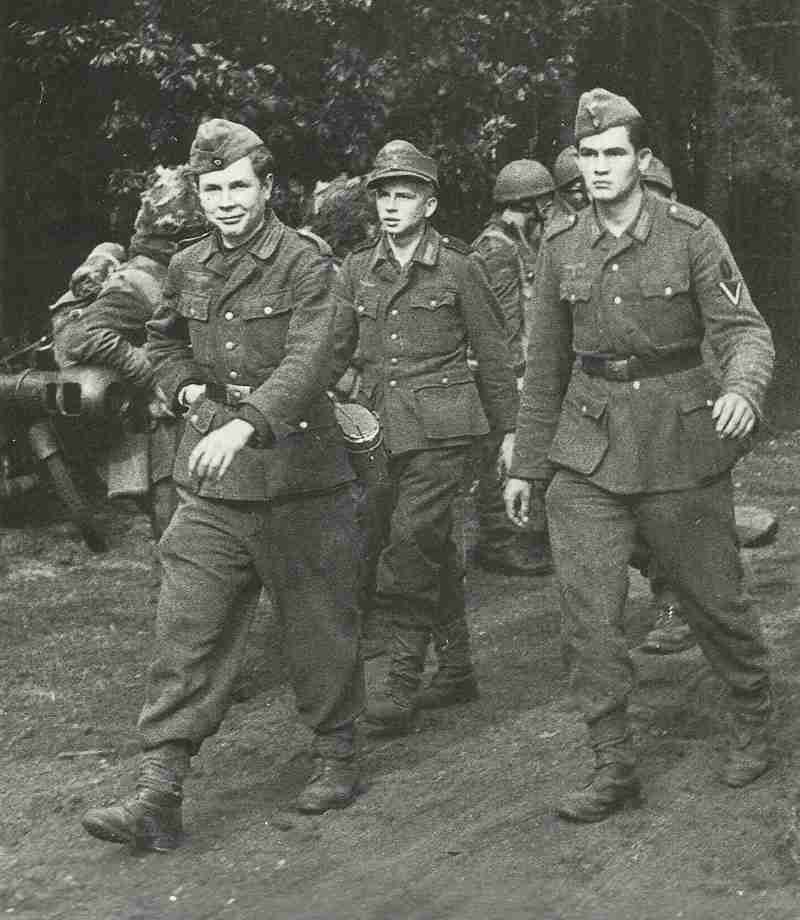 German PoWs of British paratroopers