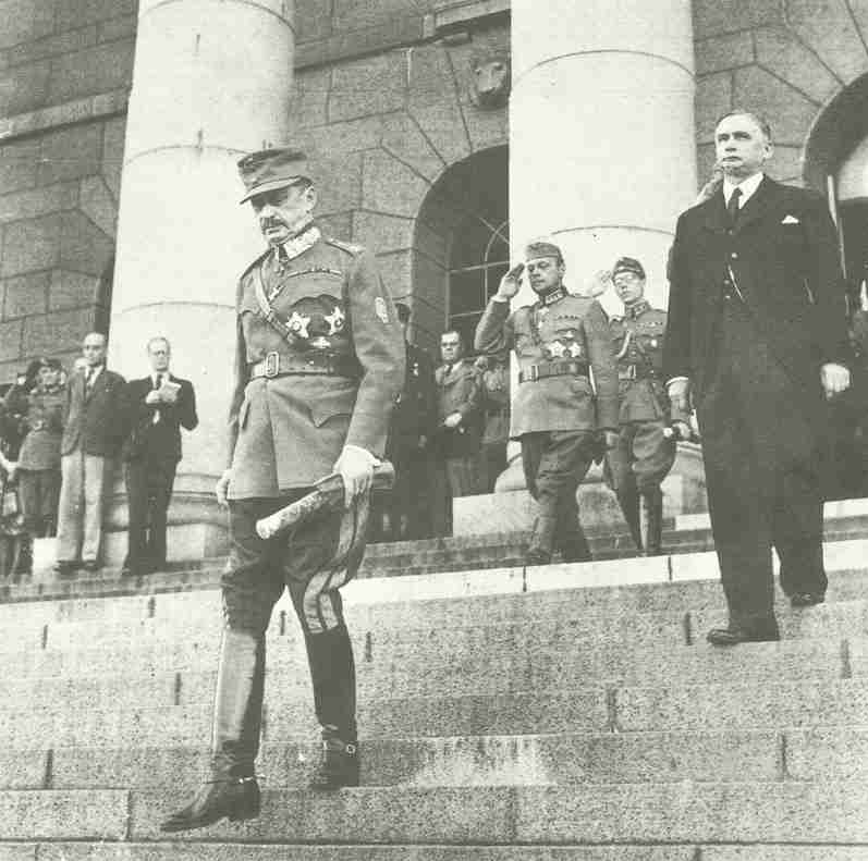 Diary September 2, 1944 24 President and Marshal Mannerheim leaves the Finnish Parliament building.