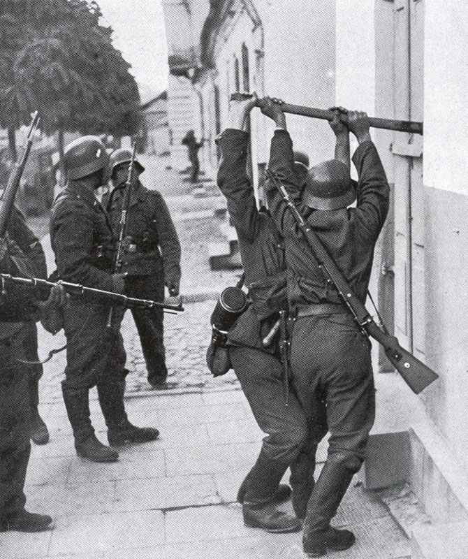German soldiers are 'mopping up' Polish soldiers