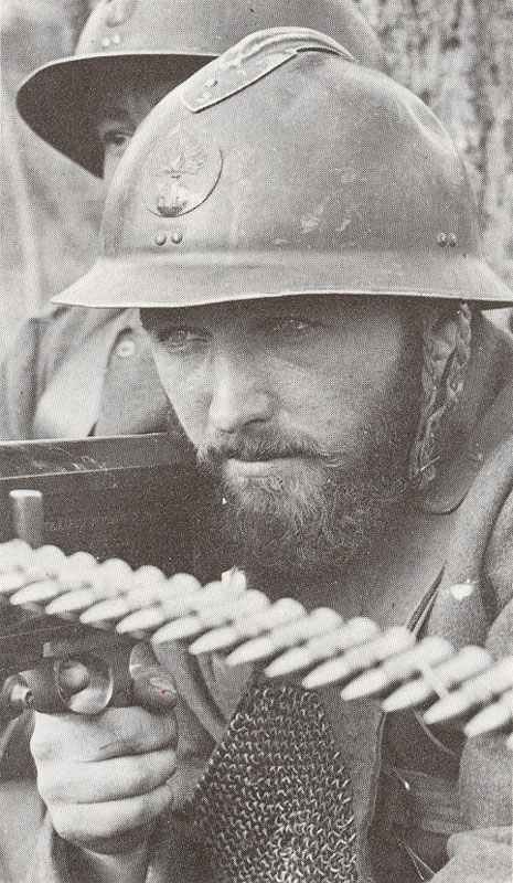 French soldier prepares to fire a Hotchkiss M1914 machine gun