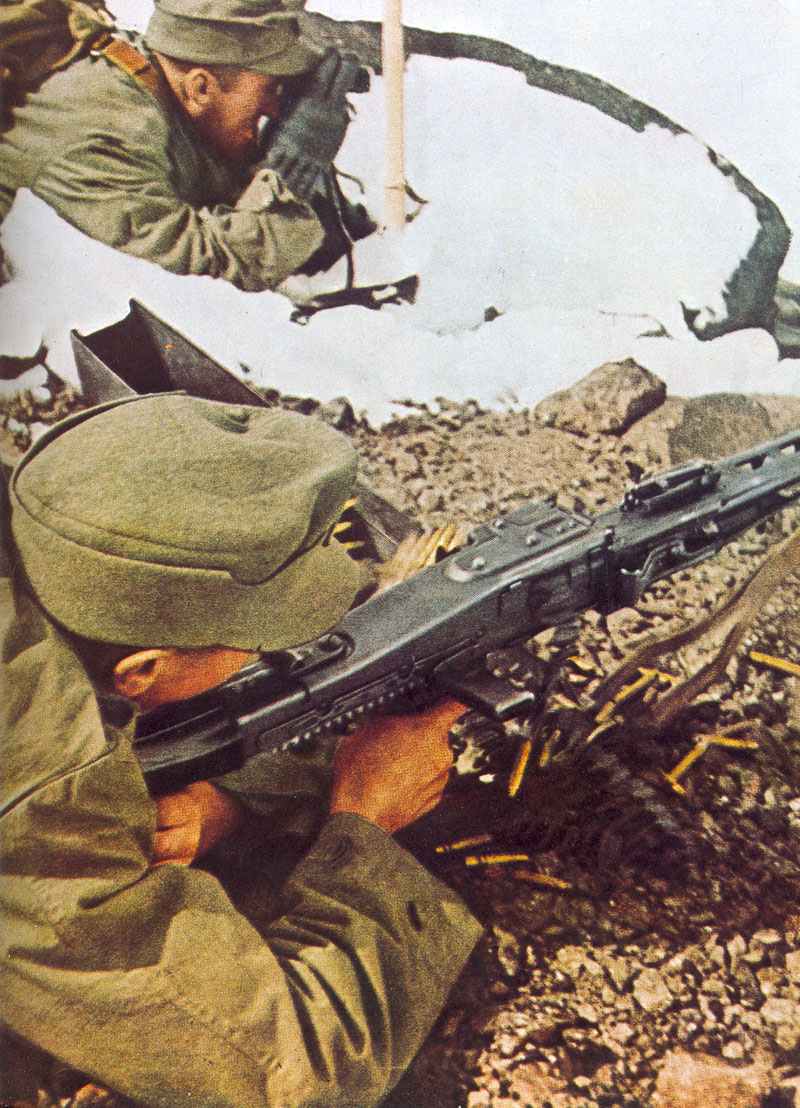 German mountain troops MG42 gunner