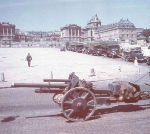 105-mm leFH 18 in front of Versailles palace.
