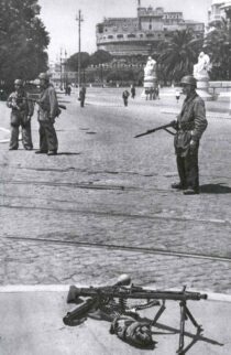 German partatroopers guarding the entrance to the Castel Sant'Angelo Paratroopers Rome44 px800