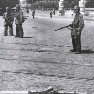 German partatroopers guarding the entrance to the Castel Sant'Angelo