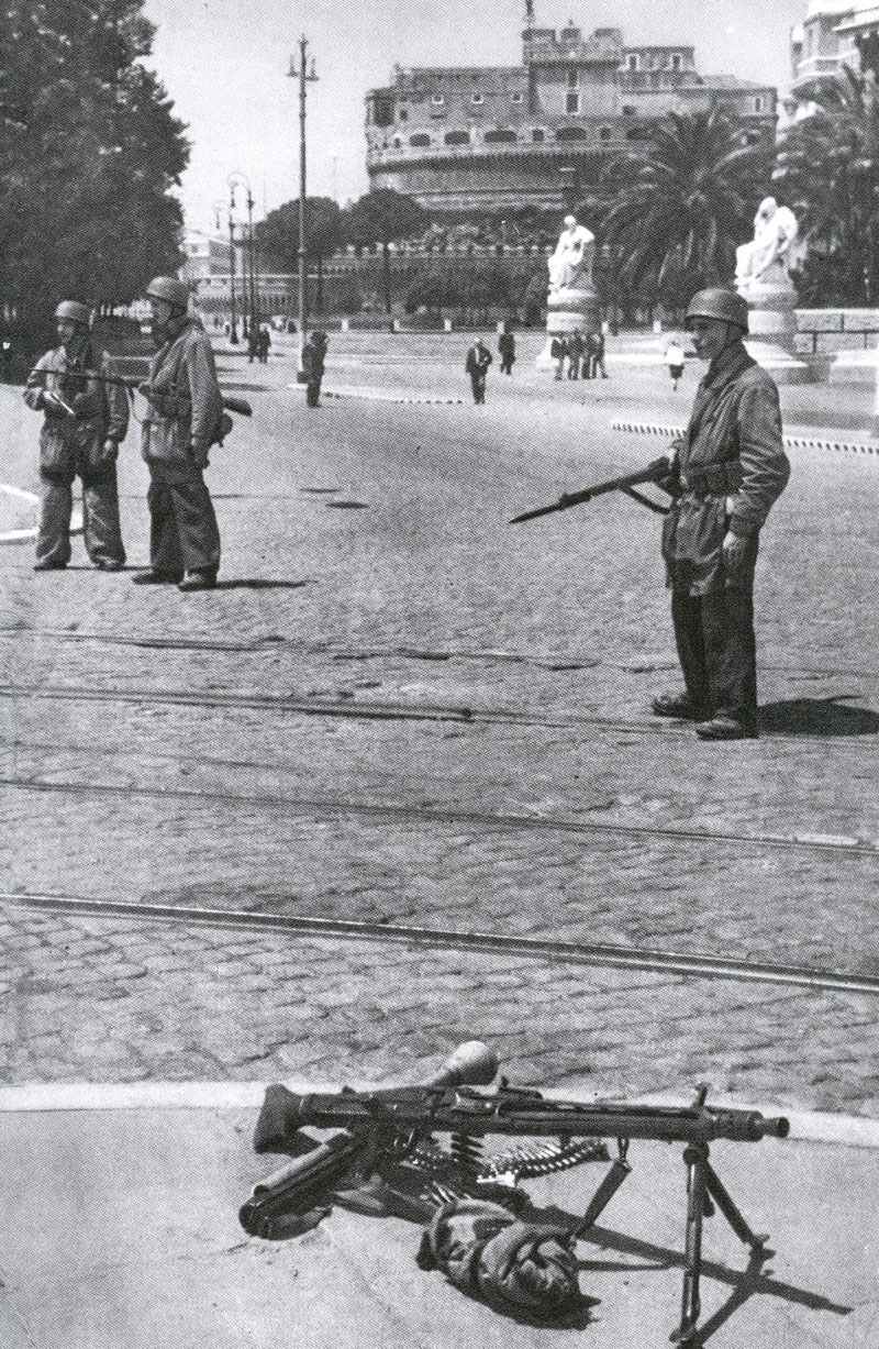 German partatroopers guarding the entrance to the Castel Sant'Angelo