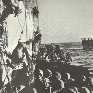 US soldiers climb into their landing crafts in Lingayen Gulf