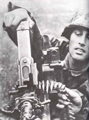 Flemings Waffen SS loading MG34 px800