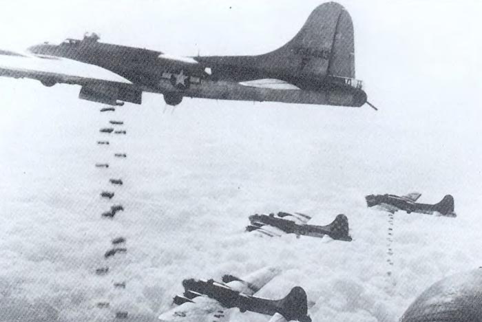 B-17 Fyling Fortress dropping bombs