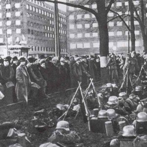 Inhabitants of Oslo watching German troops