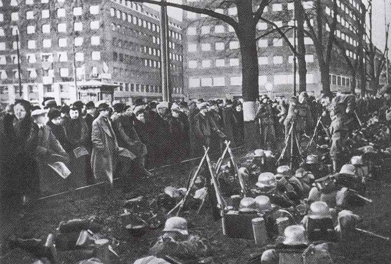 Inhabitants of Oslo watching German troops