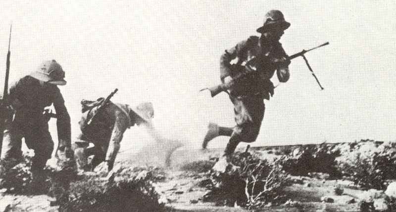 Pith-helmeted infantrymen of Graziani's Italian desert army