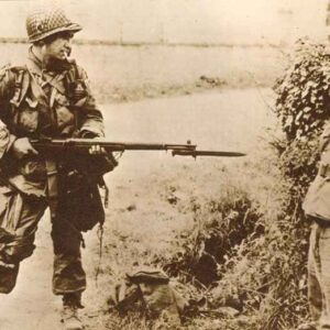 US paratrooper captures a German soldier