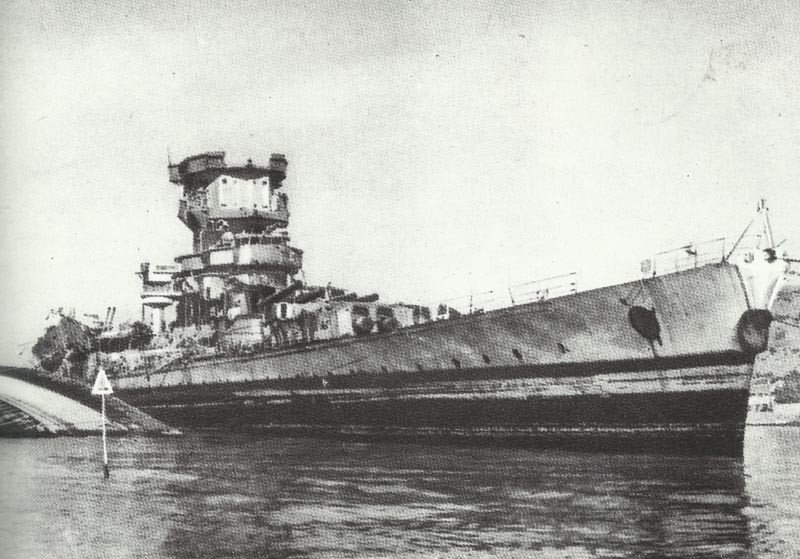 scuttled and heavily damaged battlecruiser 'Strassbourg'