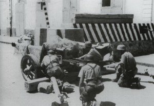 German paratroopers with a 7.5-cm PaK 40