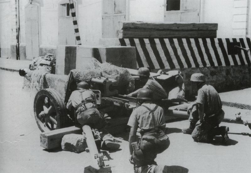 German paratroopers with a 7.5-cm PaK 40