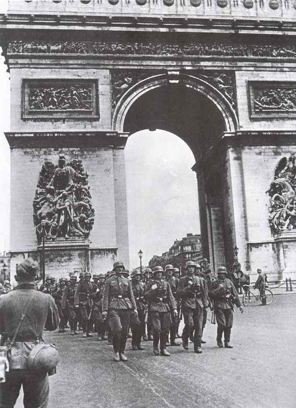 German soldiers Arc de Triomphe