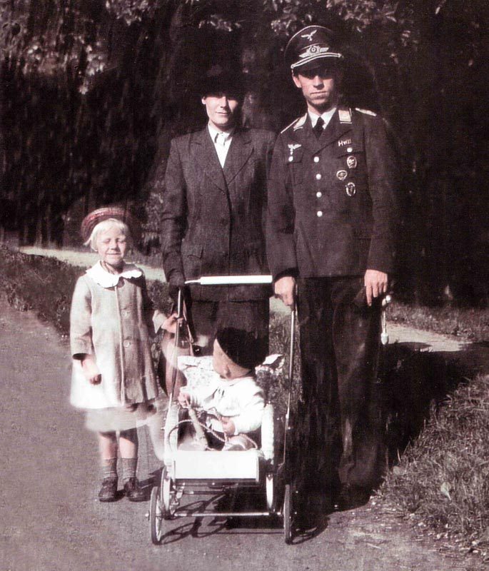 Diary May 19, 1941 26 Family photo at home leave