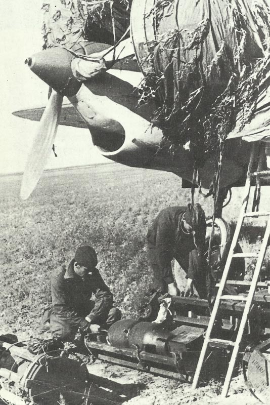 Pe-2 is loaded with bombs