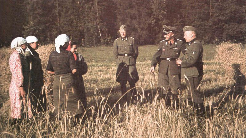 Himmler surveys women near Minsk