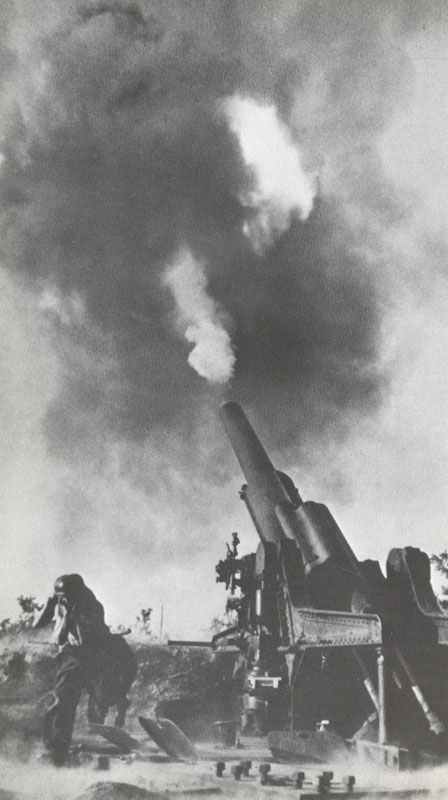 German heavy long-range artillery firing at the Russian Front.