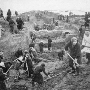 Inhabitants of Moscow dig anti-tank ditches.