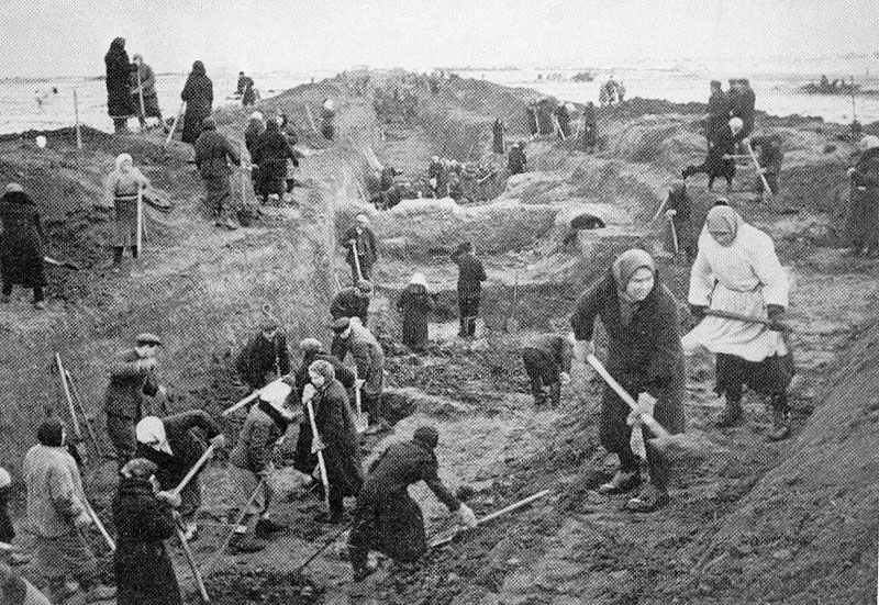 Inhabitants of Moscow dig anti-tank ditches.