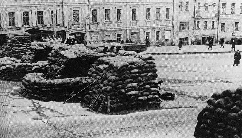 Barricades are prepared in streets of Moscow.