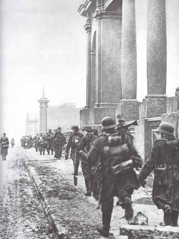 German troops enter Kharkov.