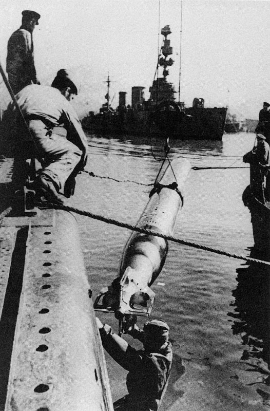 ussian submarine replenish torpedoes