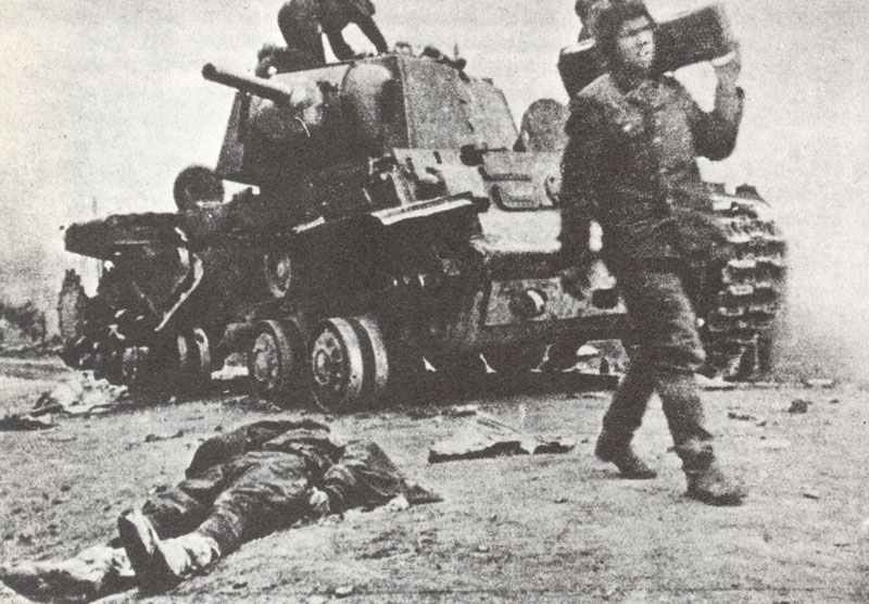 survivors of a destroyed Russian KV-1A tank rescues the ammunition
