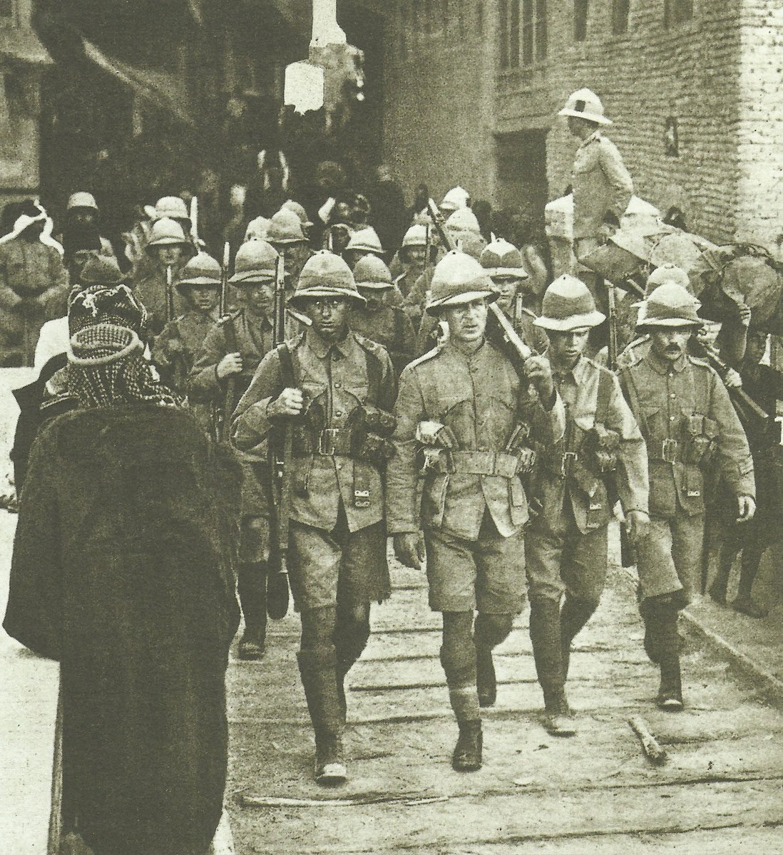 Siege of Kut: Kut Al Amara in 1915–1916 15 British troops march through the streets of Kut