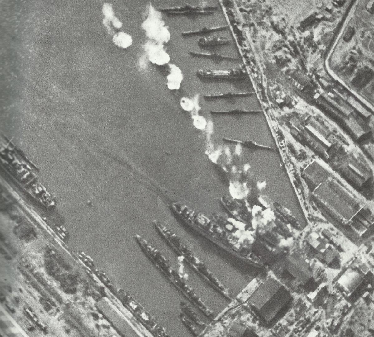 Air strike of German aircraft on a Russian Black Sea port