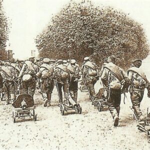 Russian PoWs move with their machine guns