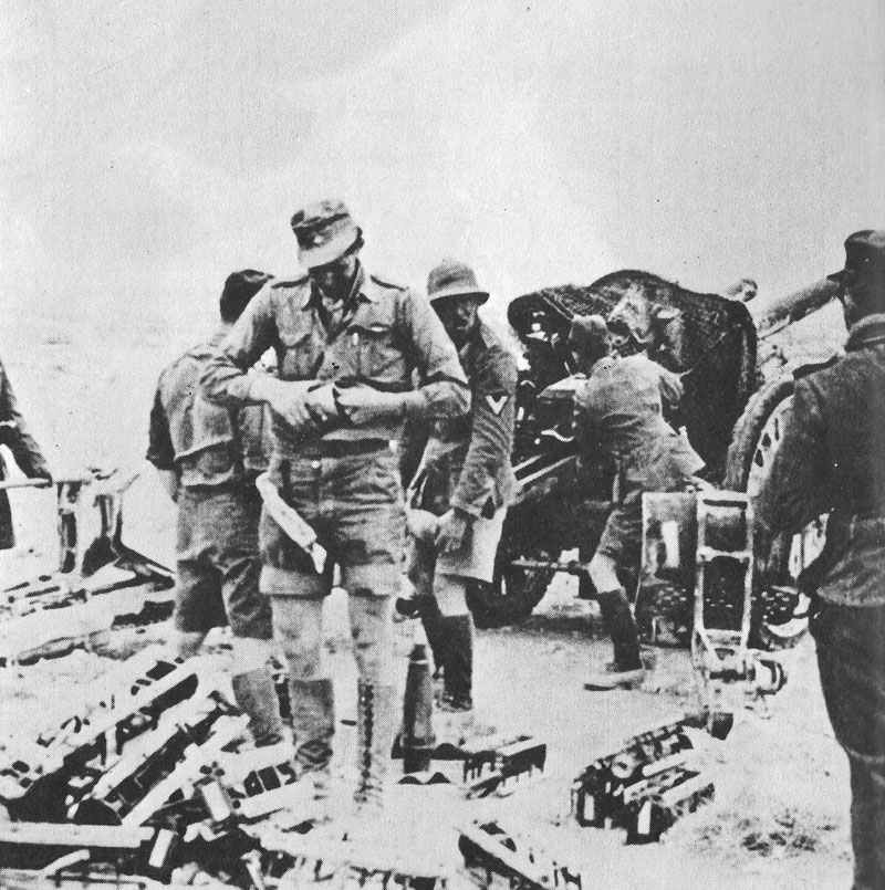 Diary August 30, 1942 24 German 105mm leFH18 field gun is shelling British positions