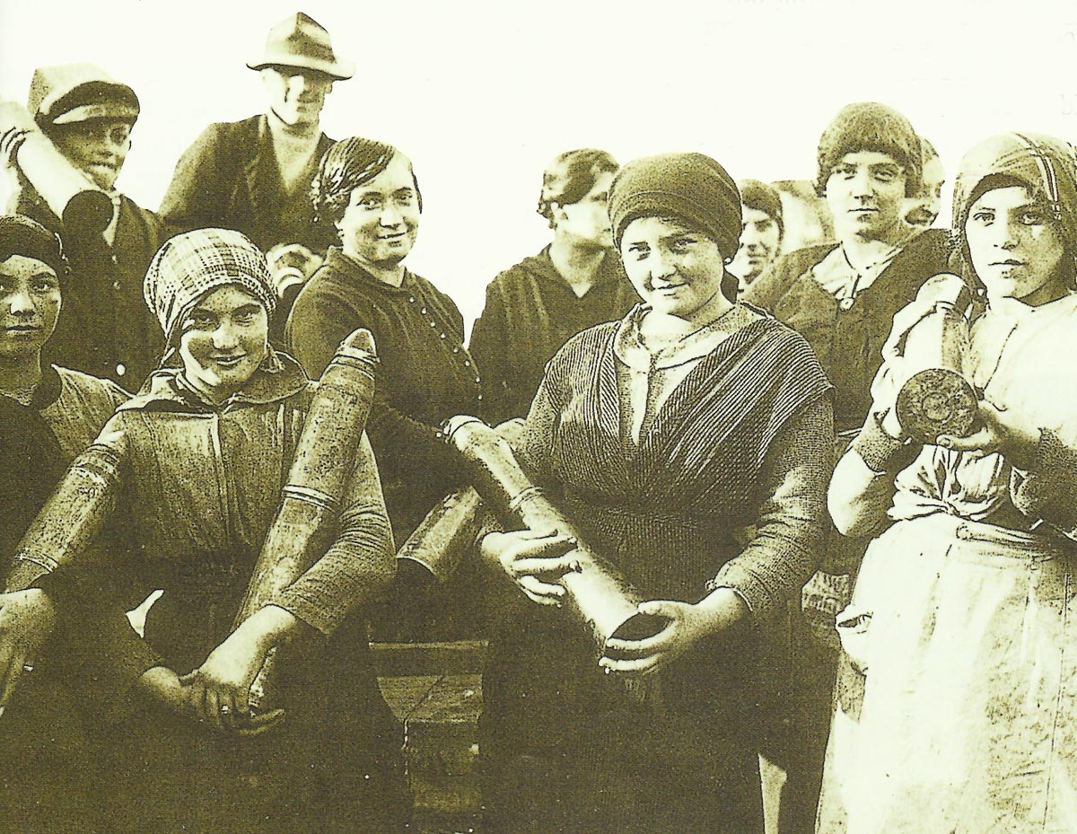 Italian women munition workers