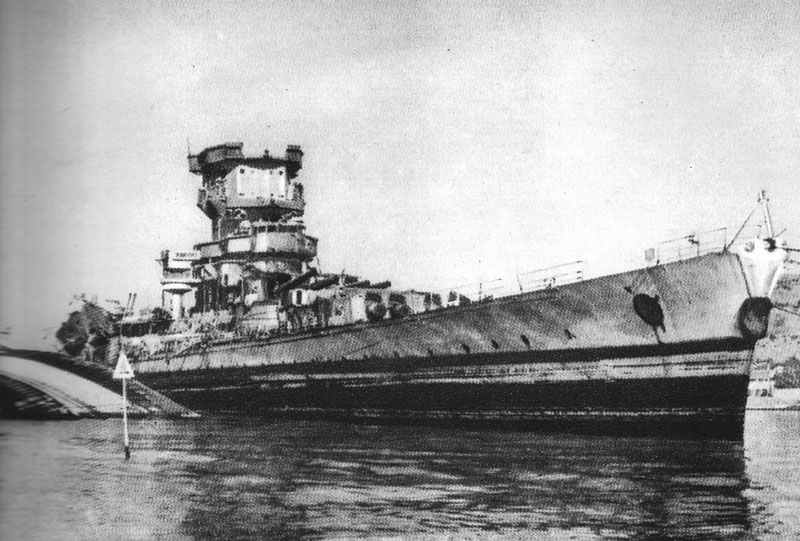 Heavily damaged battlecruiser 'Strasbourg'