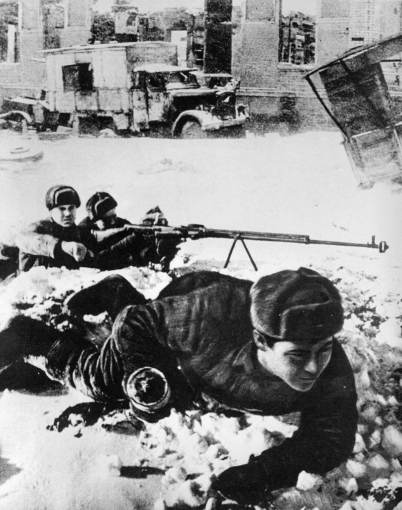 Russian soldiers with a PTRD-1941 anti-tank rilfe