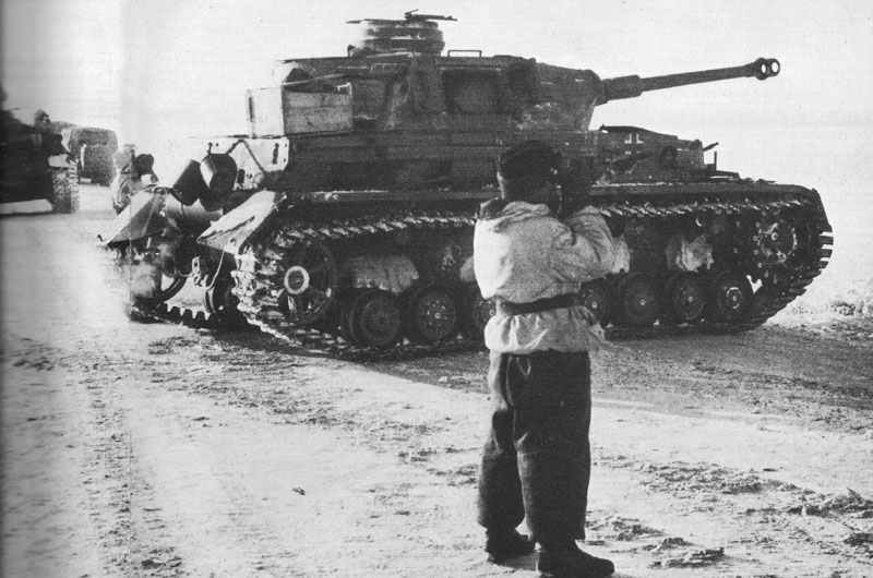 Panzer IV G waiting on a road for the advancing Russians