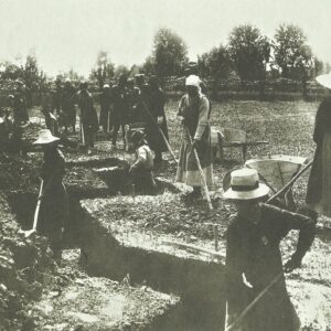 Italian women dig trenches