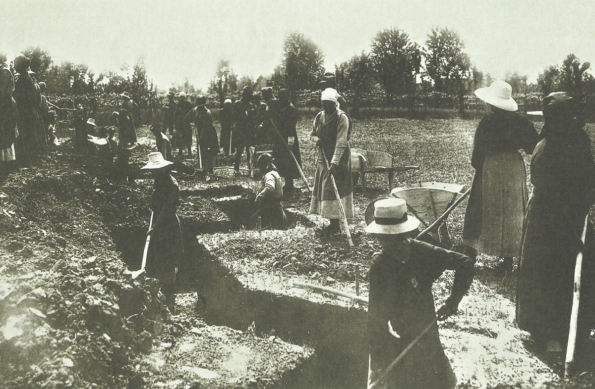 Italian women dig trenches