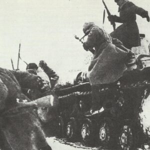 Russian soldiers jump into action ifrom a KV tank