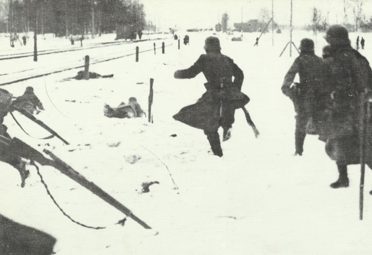 German soldiers pursue Red troops.