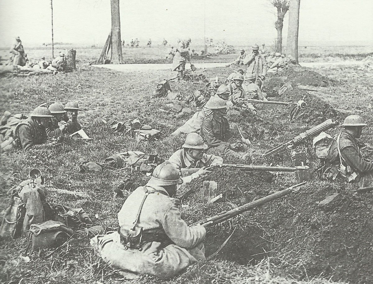 battle group of French and British soldiers