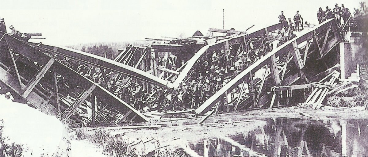 Deutsche Truppen überqueren den Maas-Aisne-Kanal