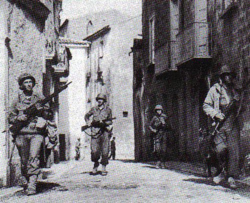 US soldiers enter an Italian town