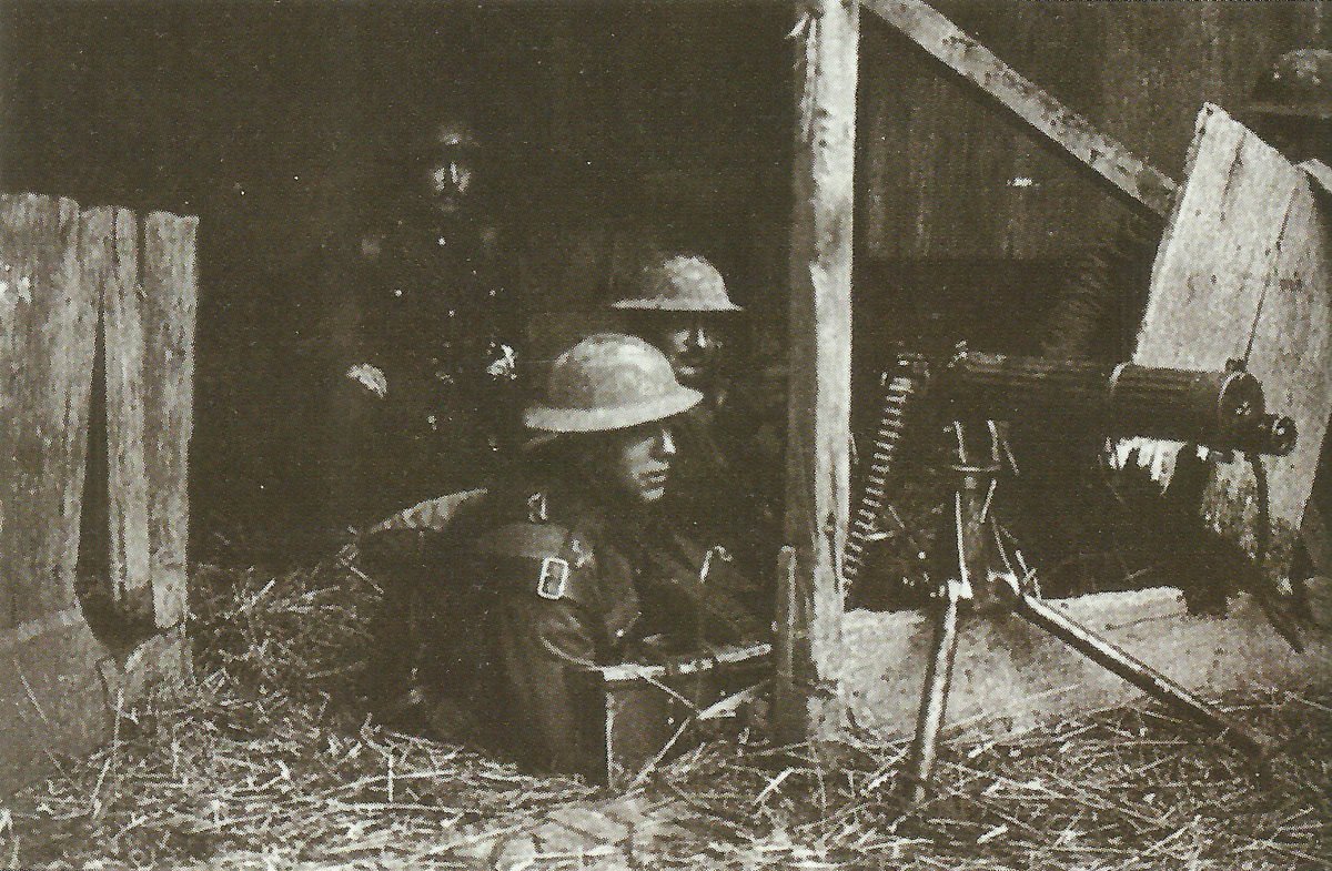 Diary August 27, 1918 18 Vickers machine-gun is hidden in farm building